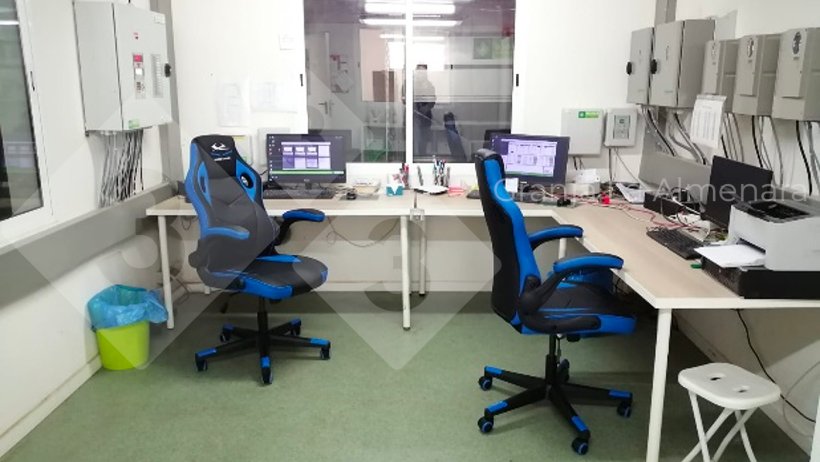 Photo 11 : Plus d'&eacute;crans et moins de papier dans un bureau qui transforme les donn&eacute;es en informations.
